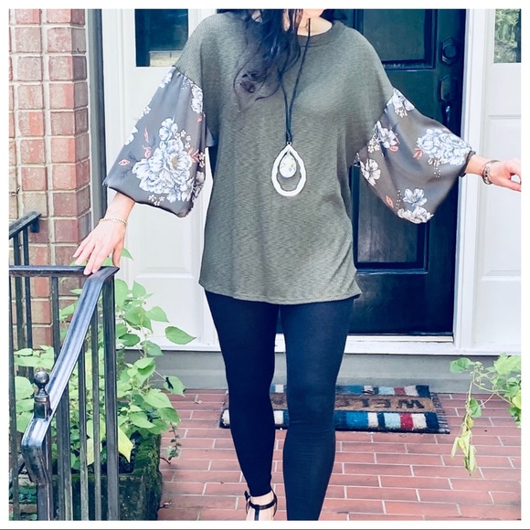 ✨LAST ONE✨Floral sleeves olive chic unique top - Picture 2 of 9